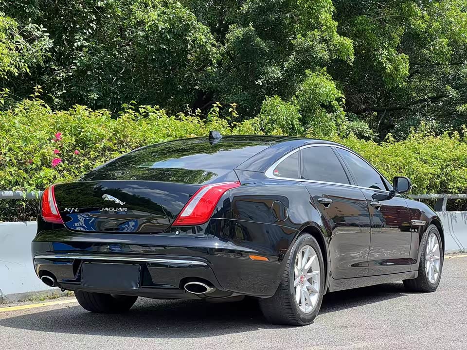 Jaguar XJ