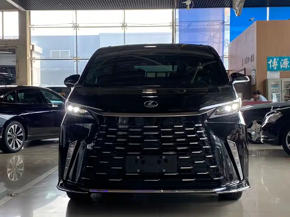 Lexus LM