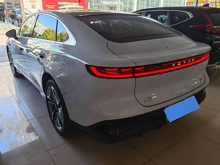 VOYAH Lantu chasing light