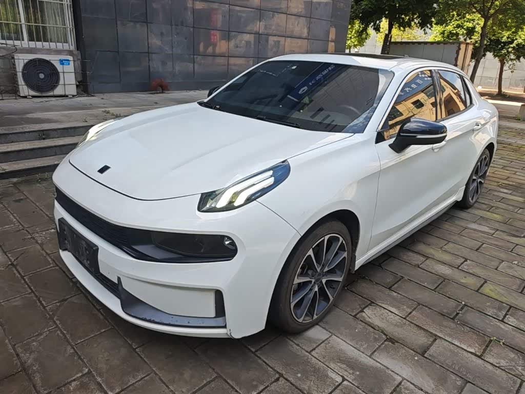 Lynk & Co 03