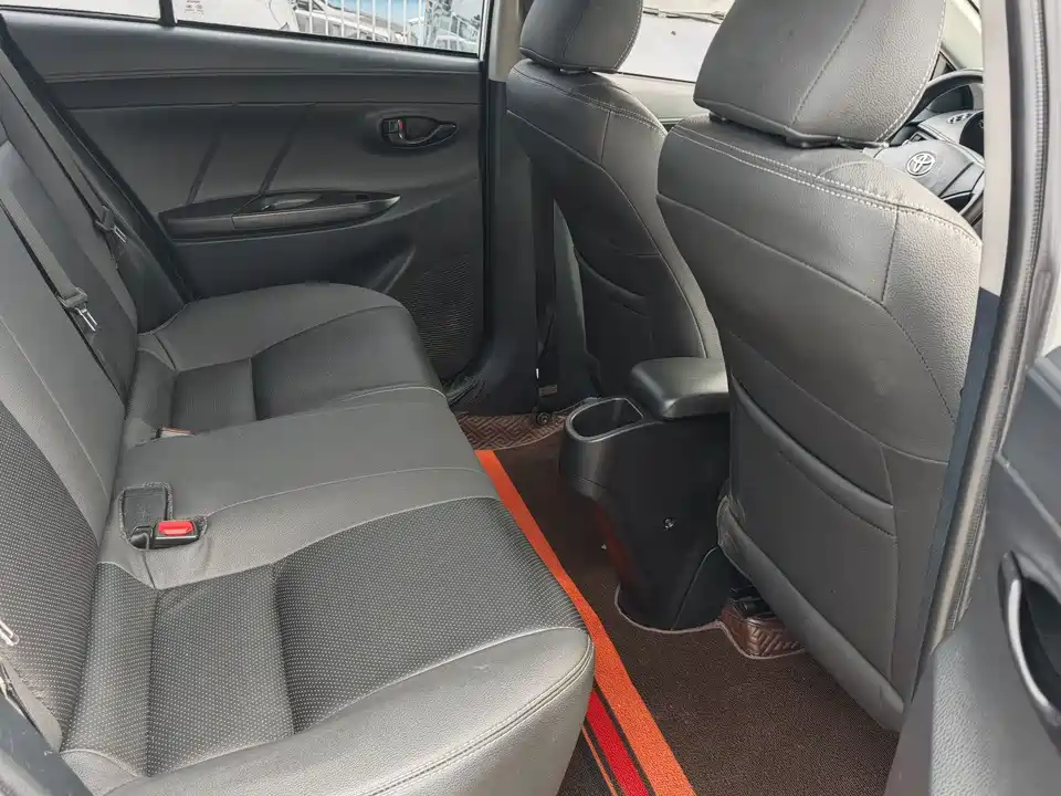 Toyota YARiS L to enjoy