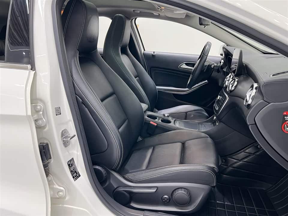 Mercedes-Benz GLA Mercedes-Benz GLA