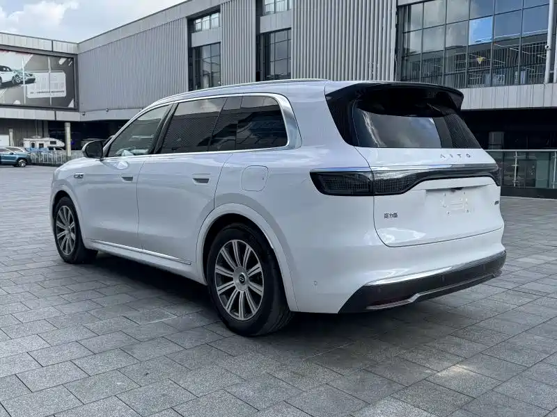 AITO Ask the world M8