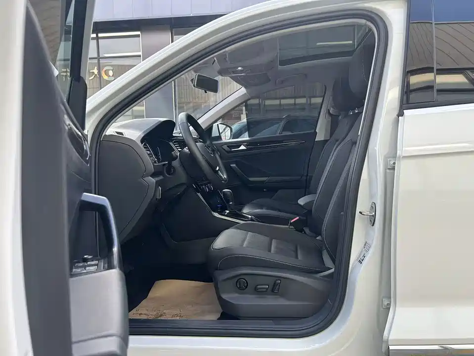 Volkswagen T-ROC exploring Songs