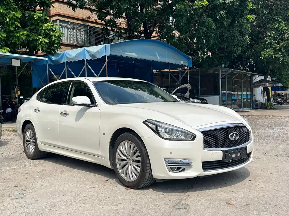 Infiniti Q70