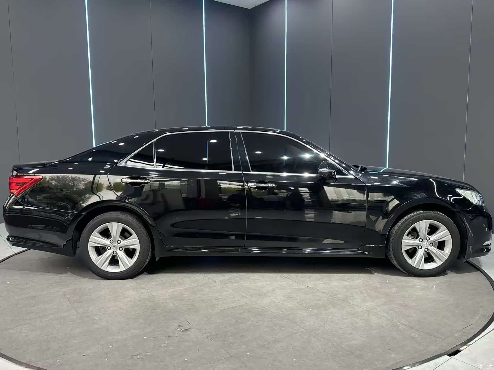 Toyota Crown, 2017 все фото