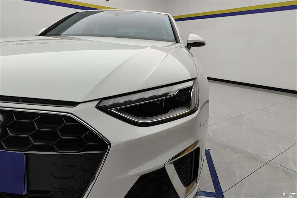 Audi A4L, 2022 все фото
