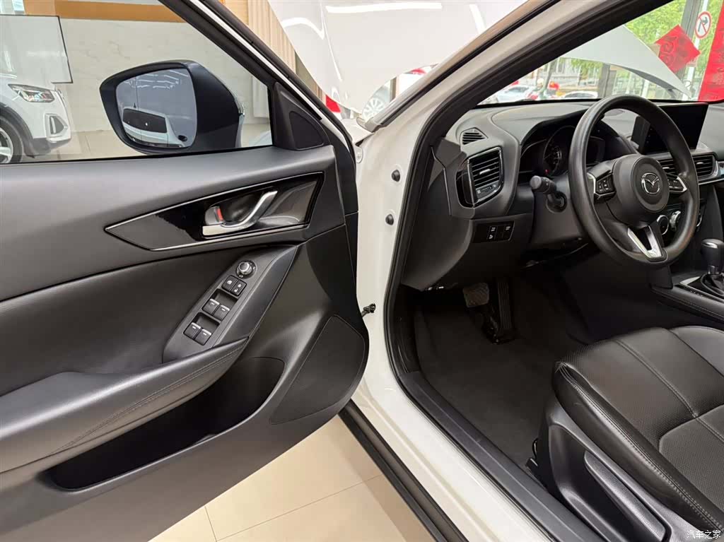 Mazda CX-4, 2023 8