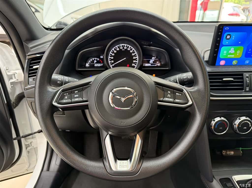 Mazda CX-4, 2023 11