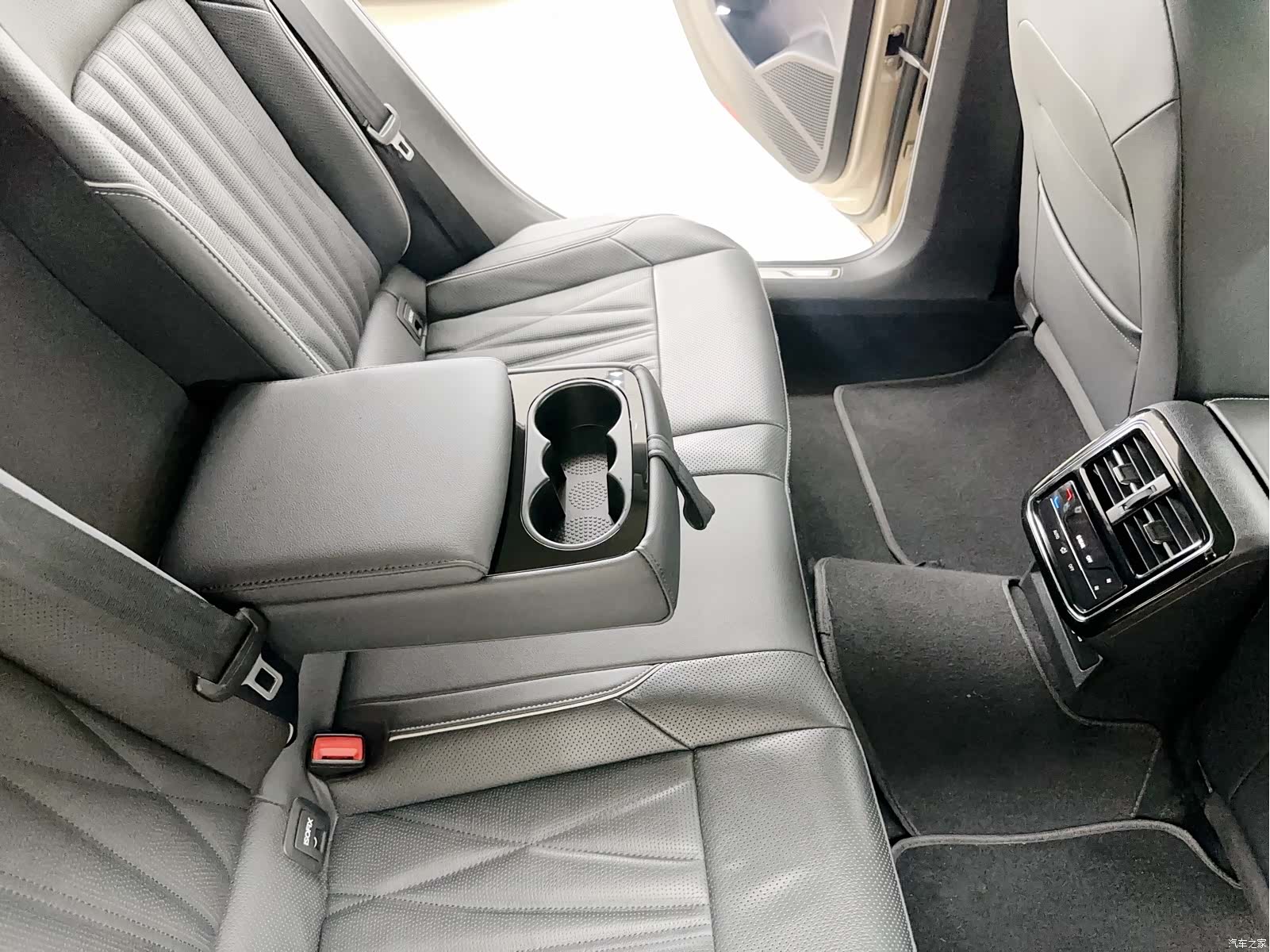 Volkswagen Passat, 2022 16