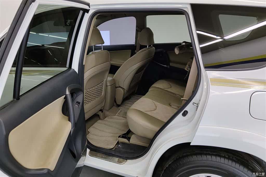 Toyota RAV4, 2011 11
