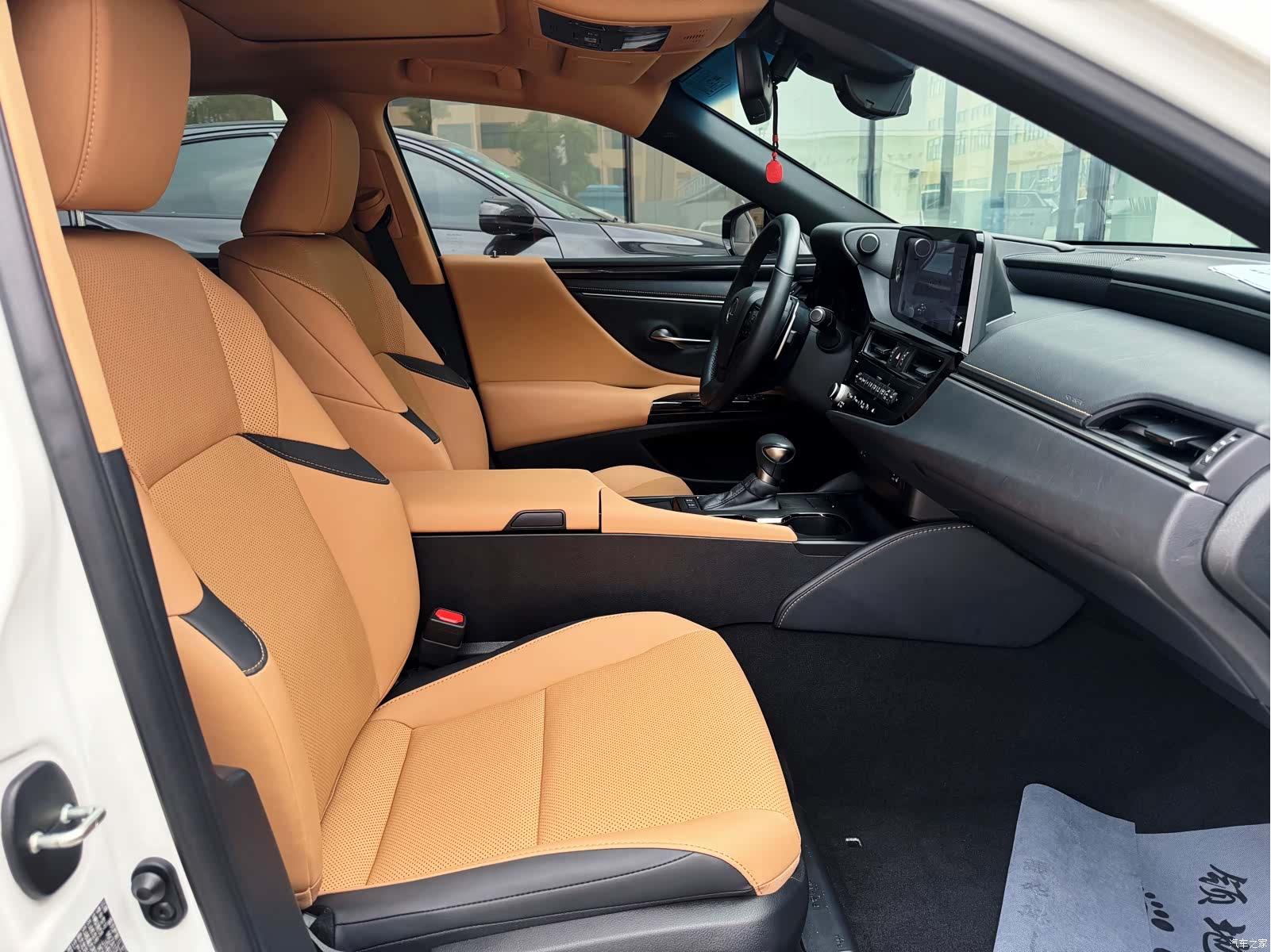 Lexus ES, 2023 все фото