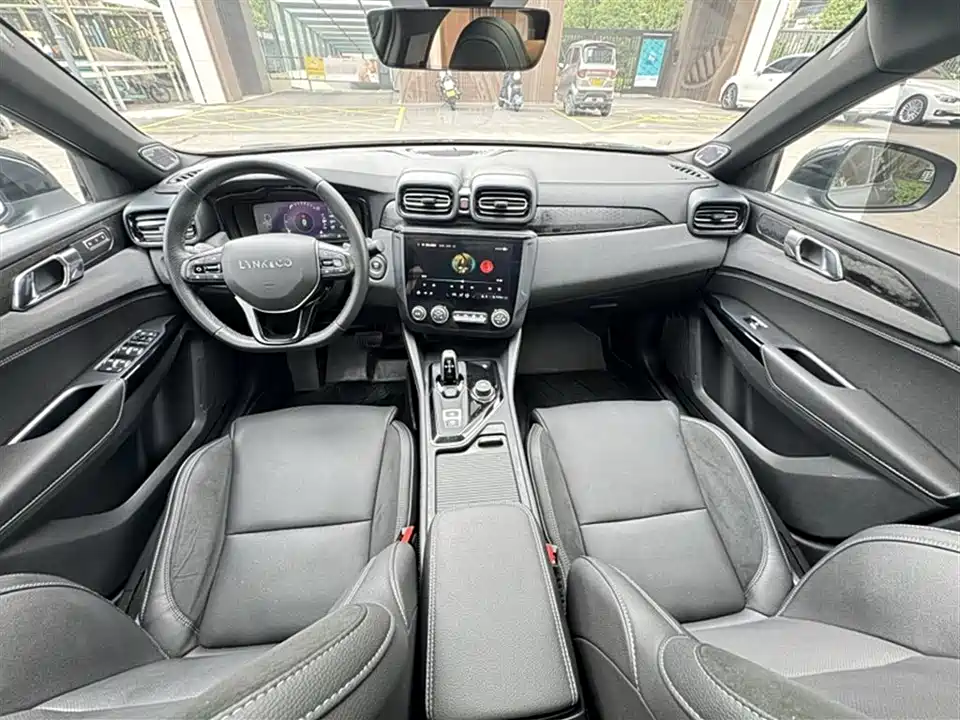 Lynk & Co 03