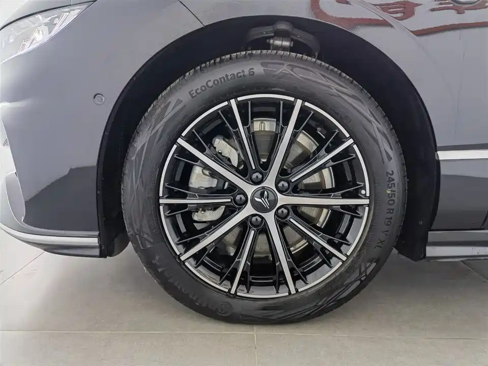 VOYAH Lantu chasing light