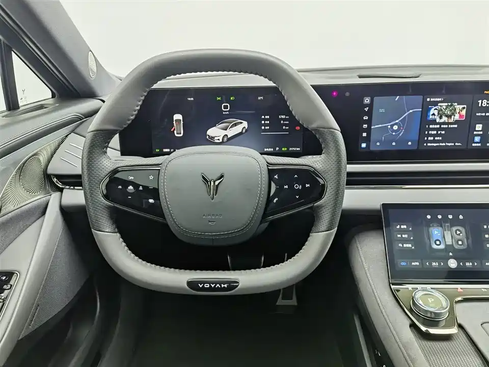 VOYAH Lantu chasing light