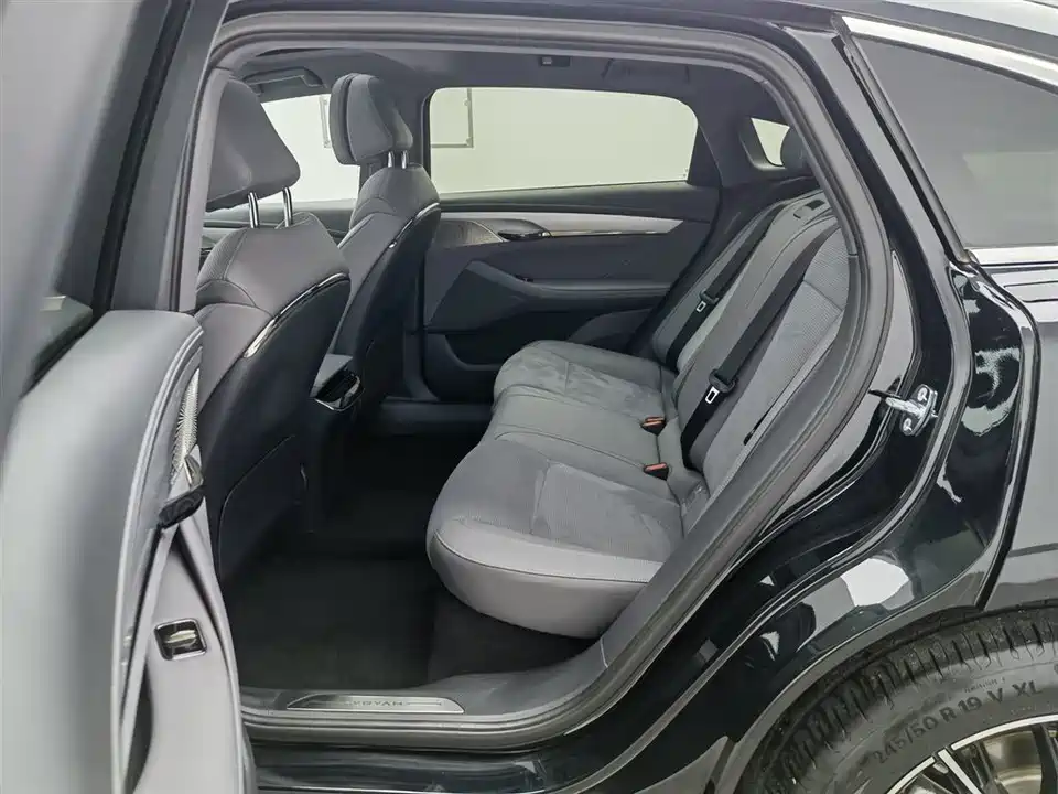 VOYAH Lantu chasing light