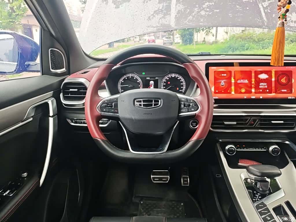 Geely Coolray, 2022 11