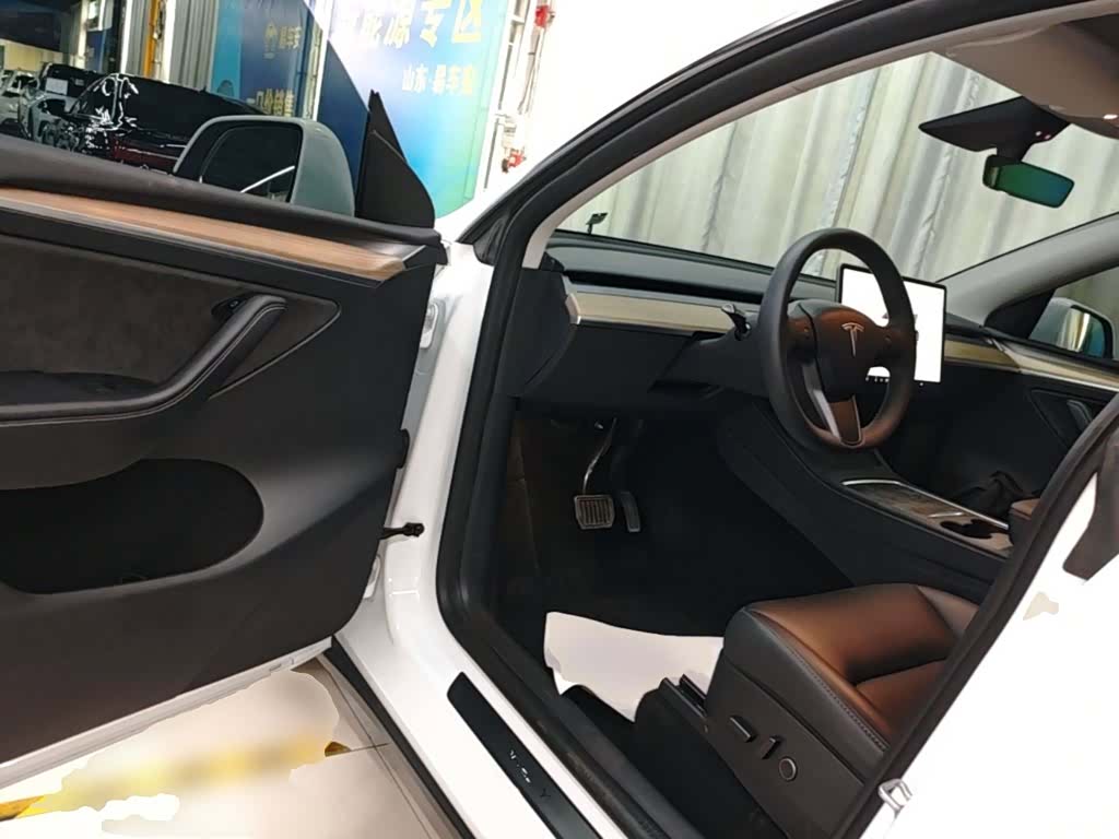 Tesla Model Y, 2023 16