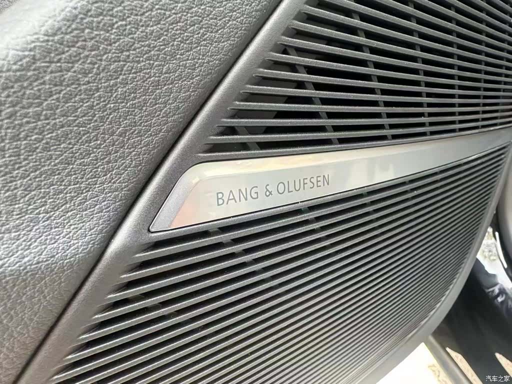 Audi Q8, 2025 14