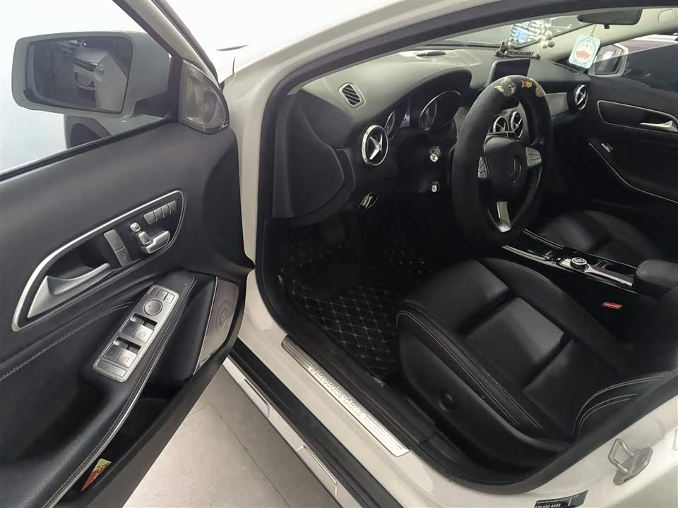 Mercedes-Benz GLA Mercedes-Benz GLA