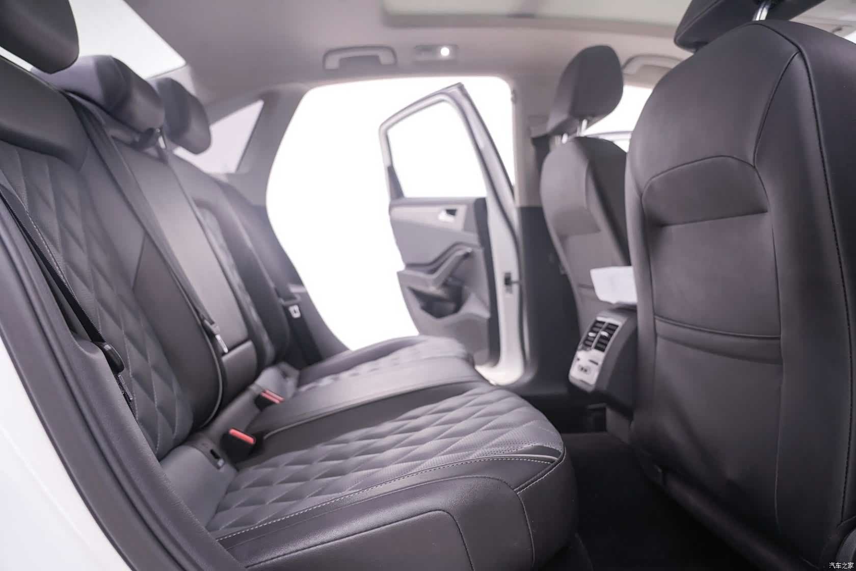 Volkswagen Sagitar, 2022 19