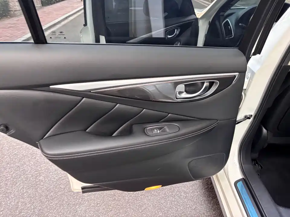 Infiniti Q50L