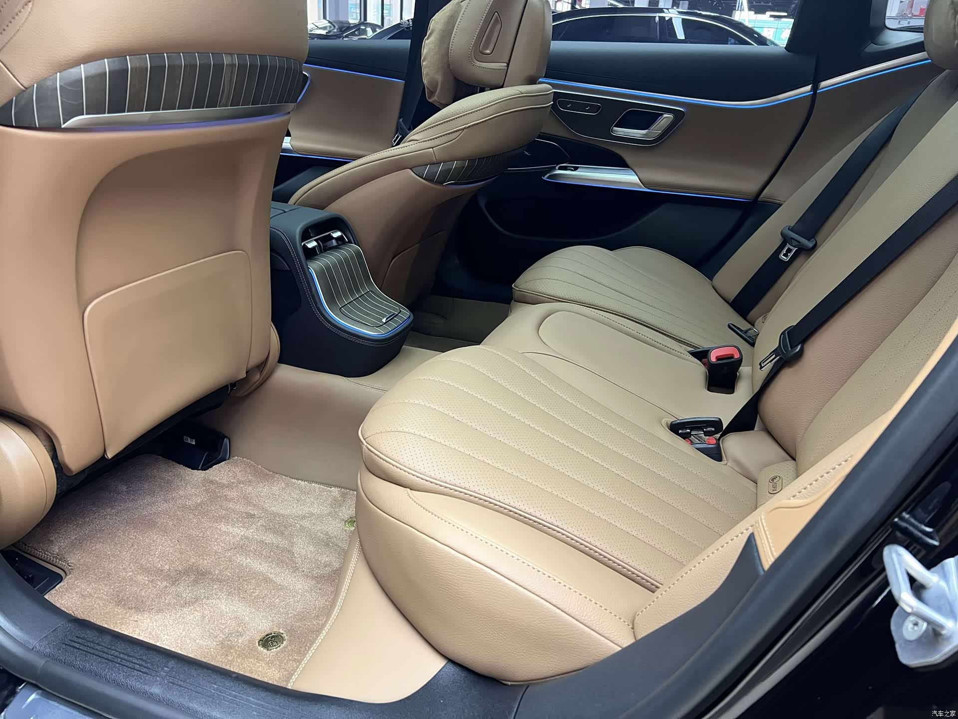 Mercedes-Benz E-Class, 2024 8