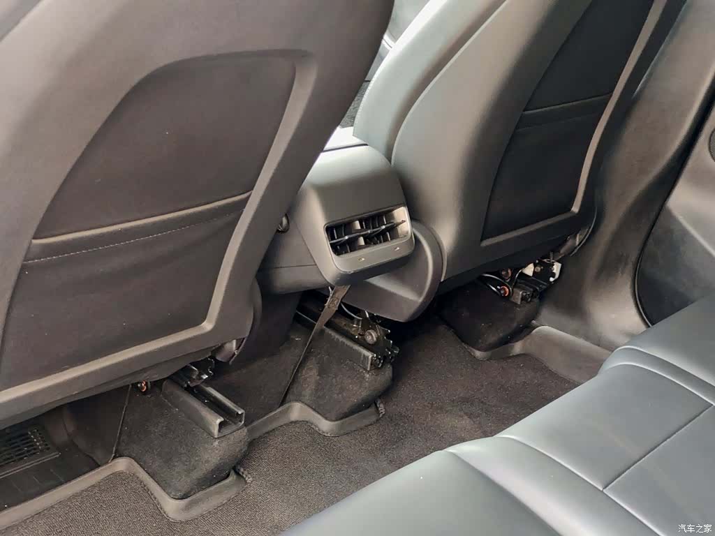 Tesla Model Y, 2024 9
