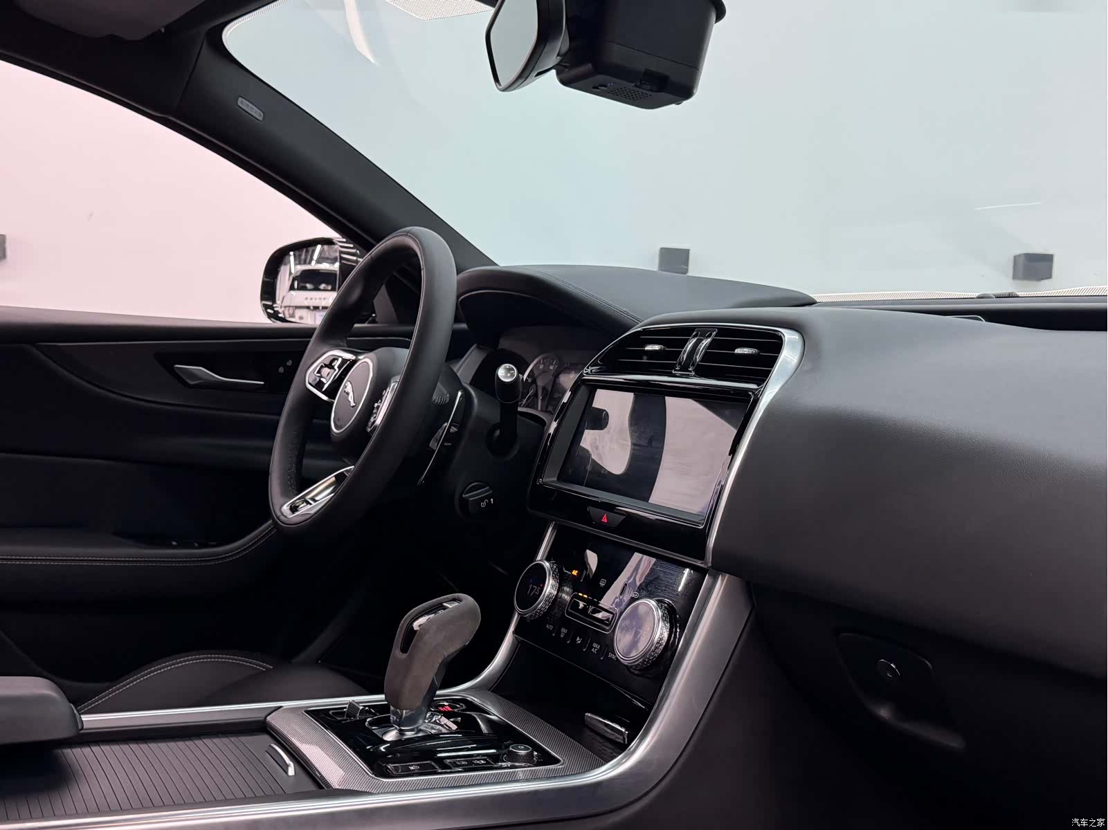 Land Rover XEL, 2023 11