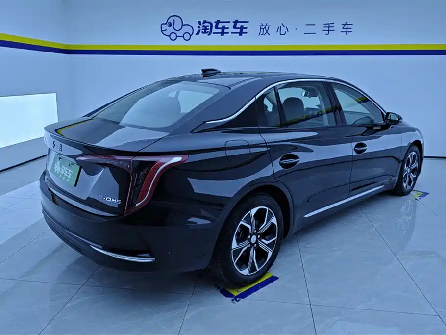 Hongqi E-QM5