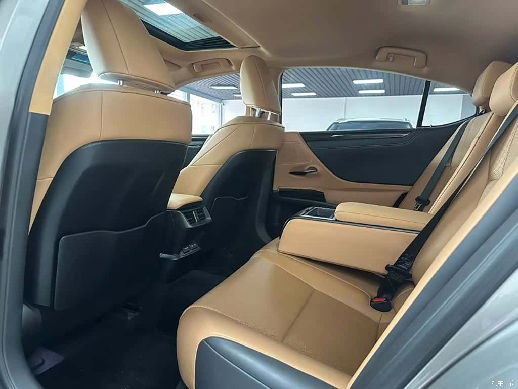 Lexus ES, 2023 все фото