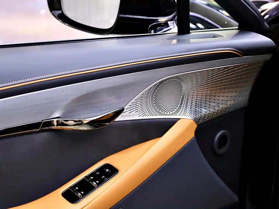 VOYAH Lantu chasing light