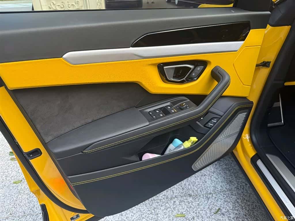 Lamborghini Urus, 2023 9
