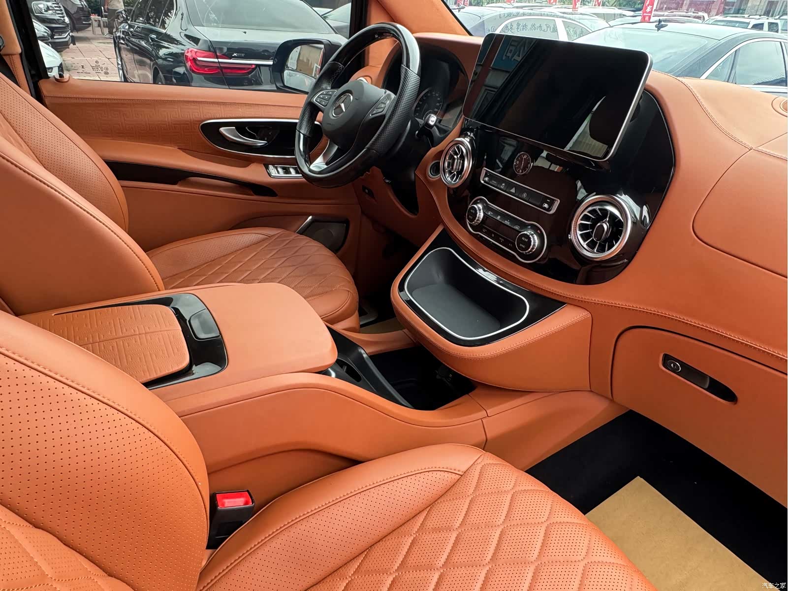 Mercedes-Benz 7, 2023 все фото