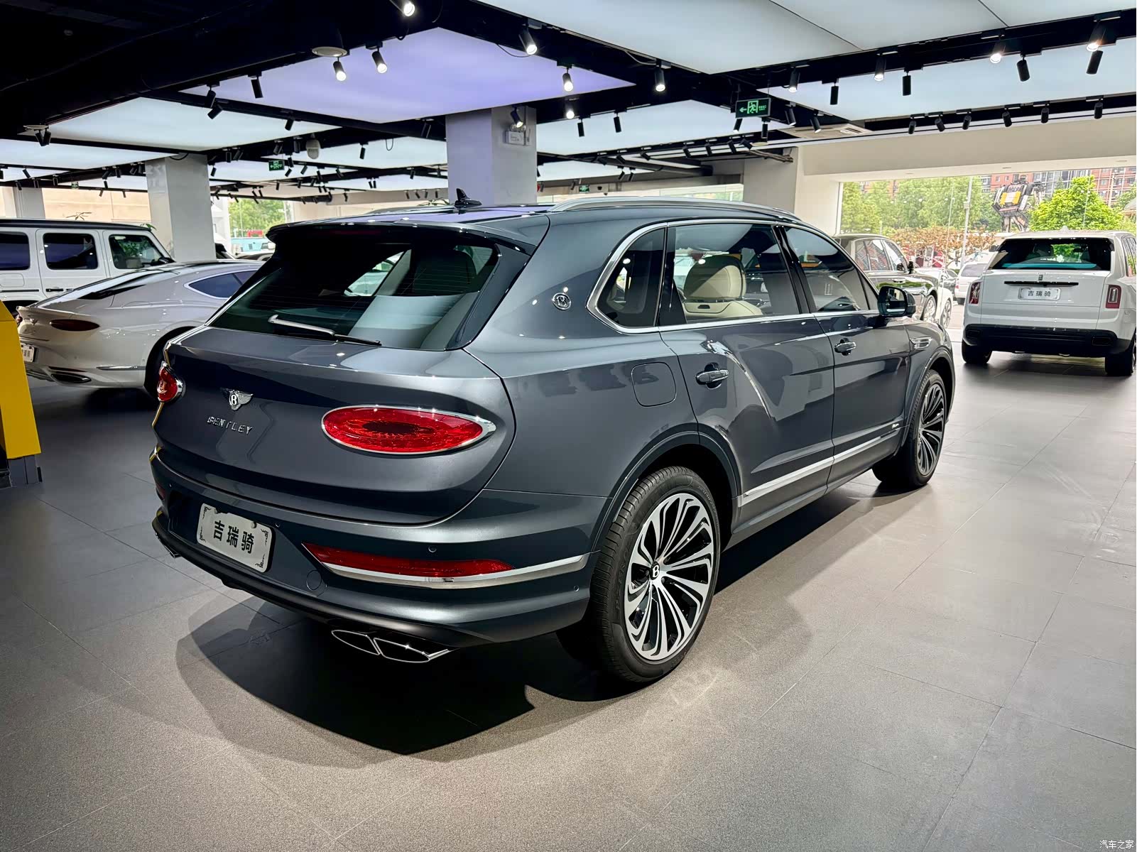 Bentley Bentayga, 2025 4