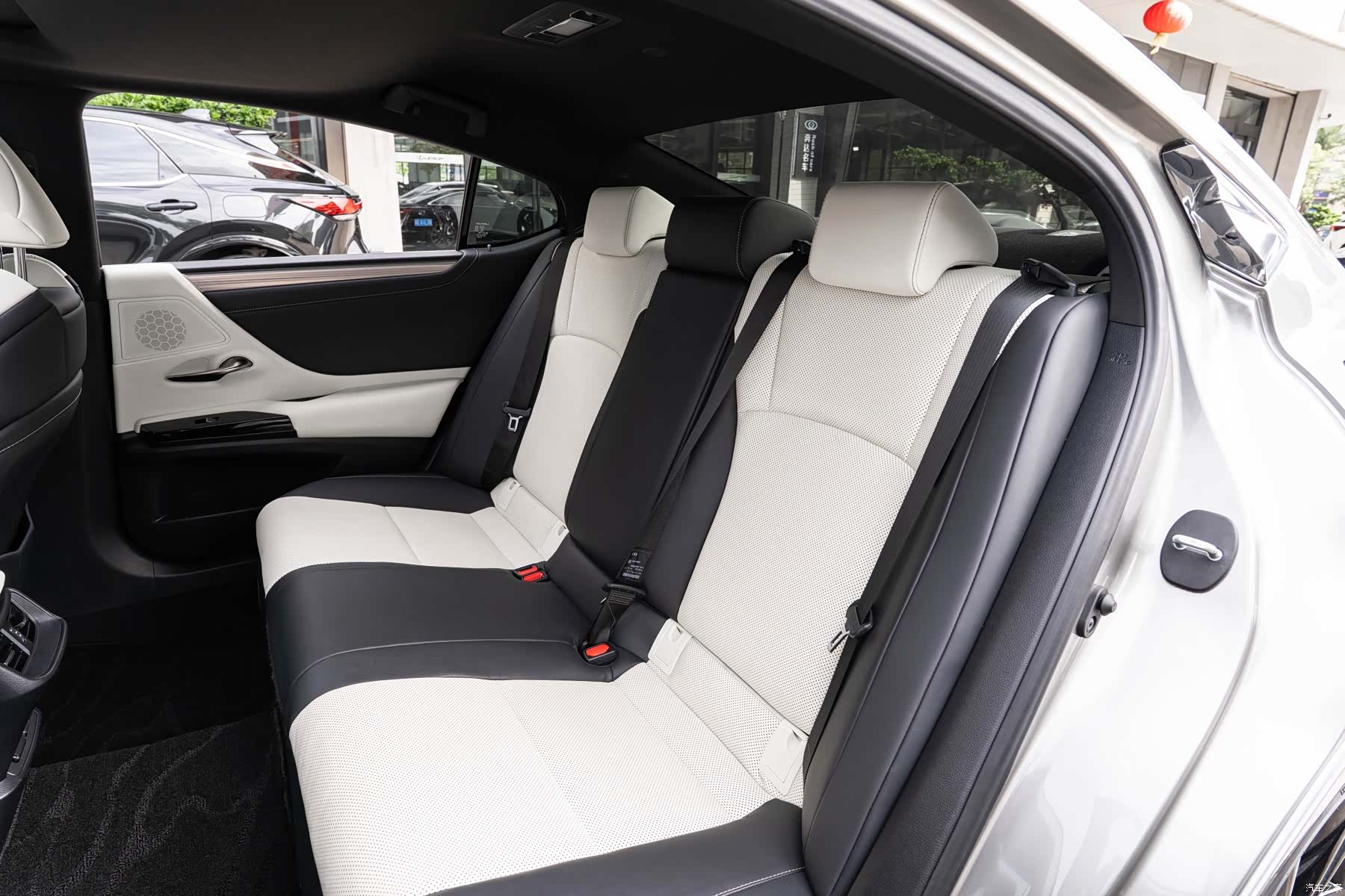 Lexus ES, 2021 11