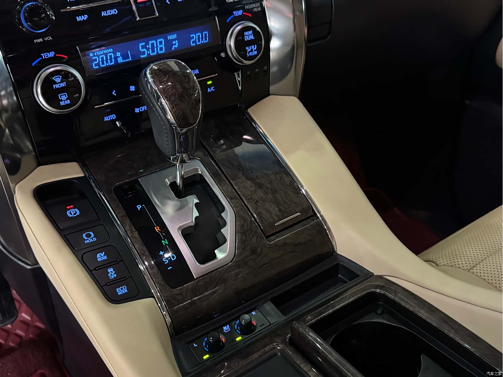 Toyota Vellfire, 2021 11