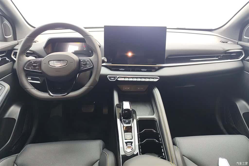 Geely Coolray, 2026 12