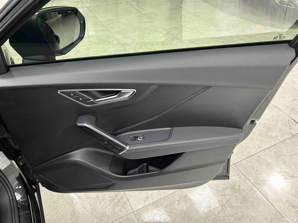 Audi Q2L, 2023 13