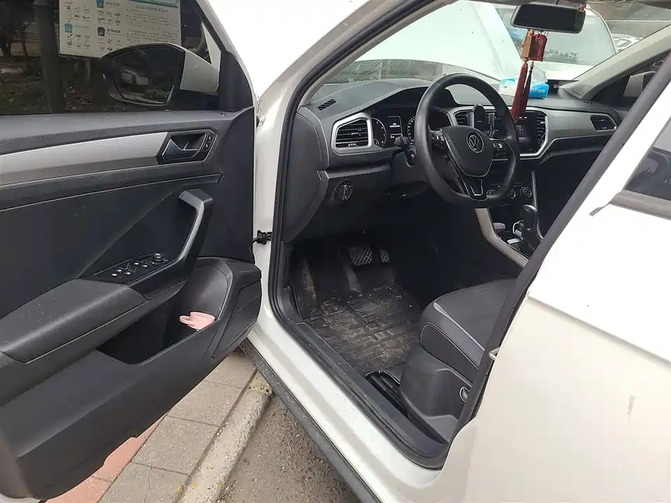 Volkswagen T-ROC exploring Songs