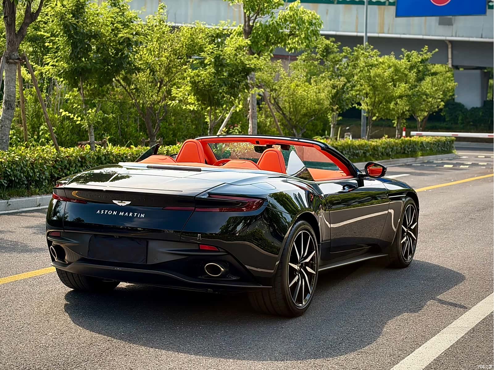 Aston Martin DB11, 2023 все фото