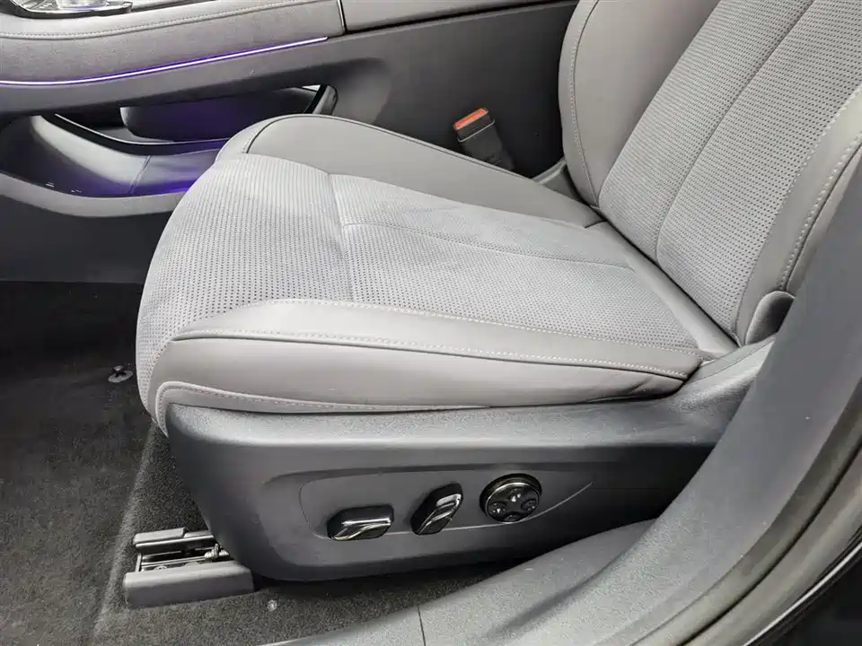 VOYAH Lantu chasing light