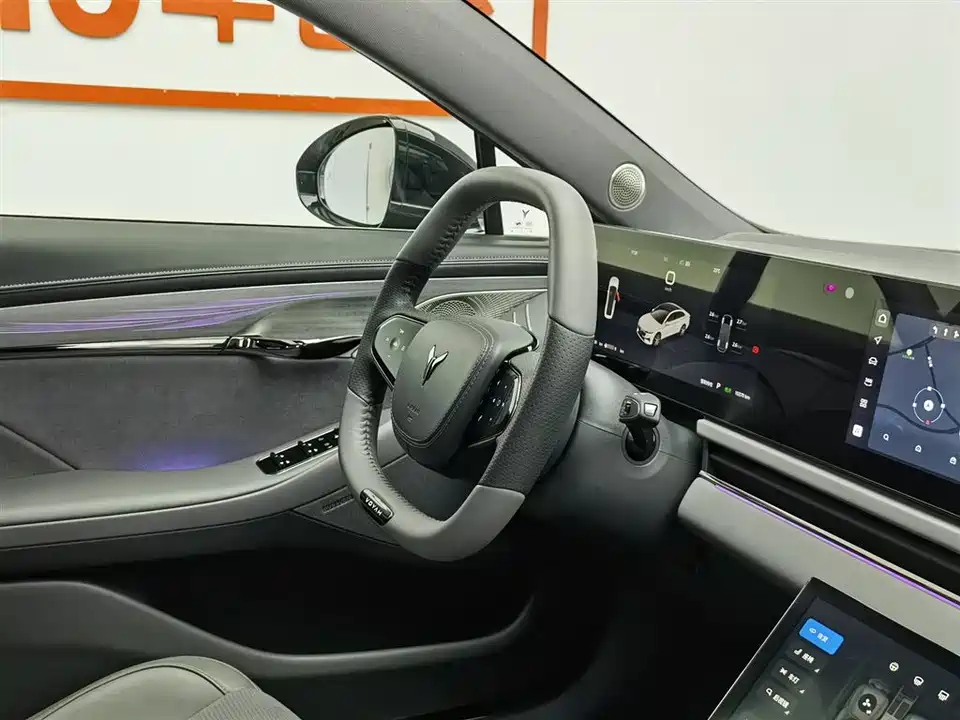 VOYAH Lantu chasing light