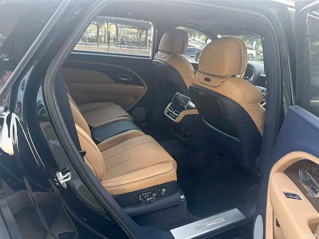 Bentley Bentayga, 2023 3