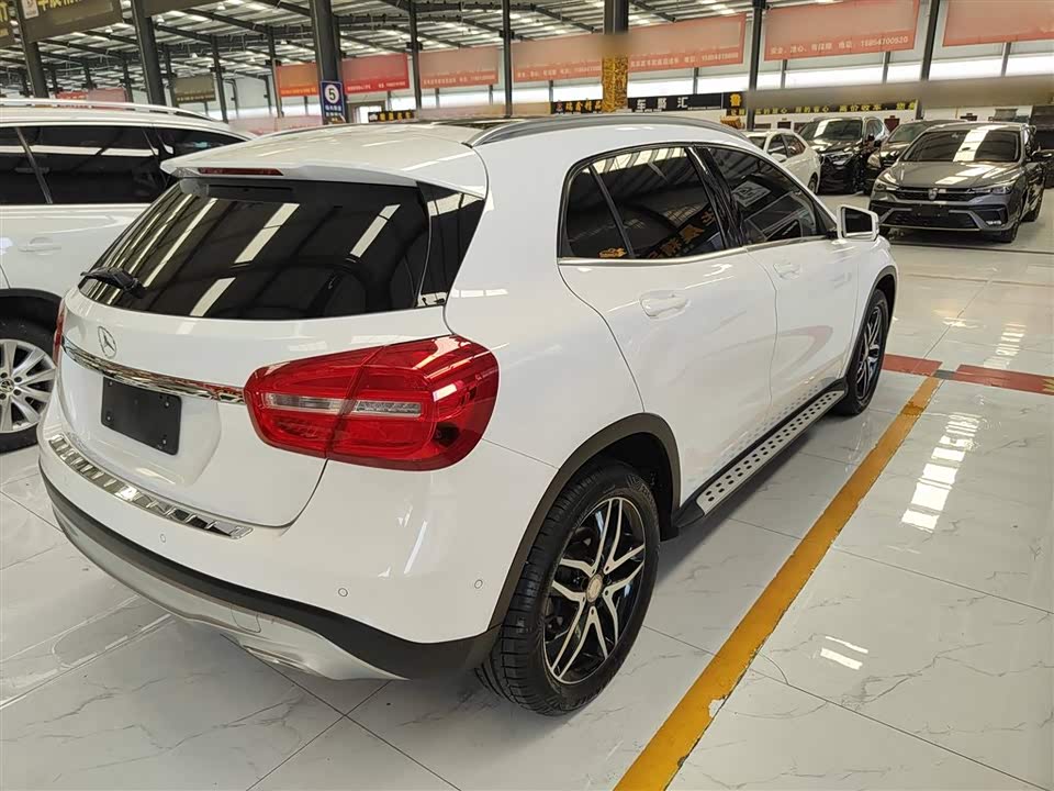 Mercedes-Benz GLA Mercedes-Benz GLA