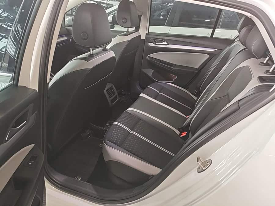 Volkswagen Golf 2025, фото 17