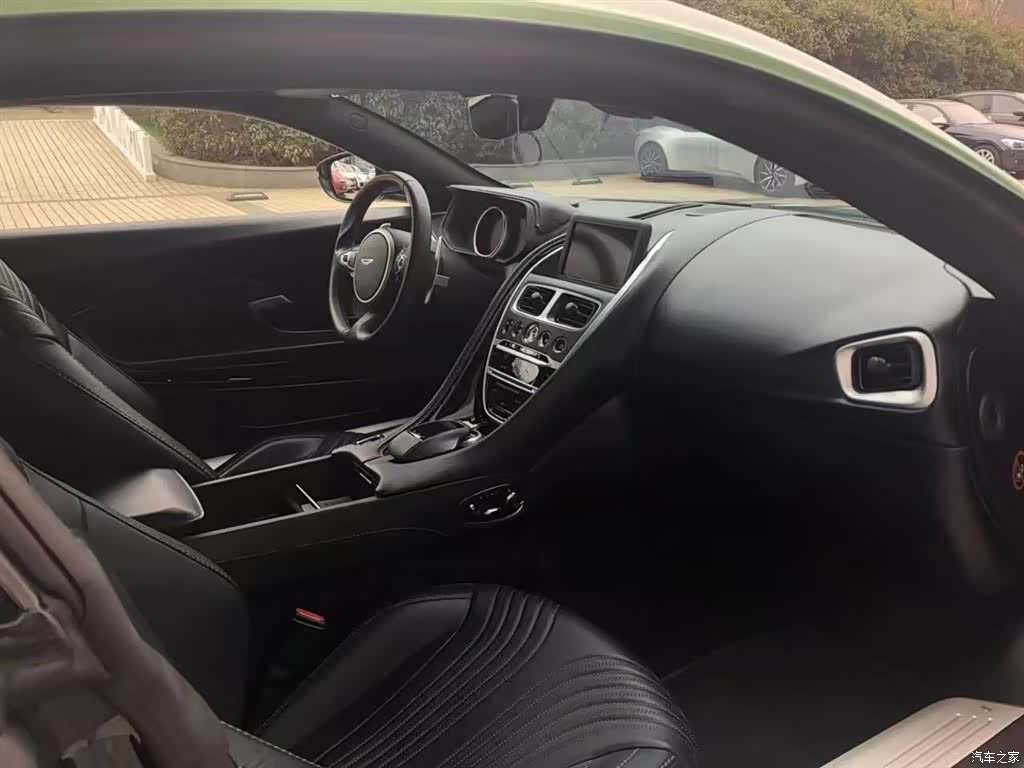 Aston Martin DB11, 2019 6
