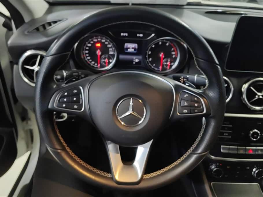 Mercedes-Benz GLA Mercedes-Benz GLA