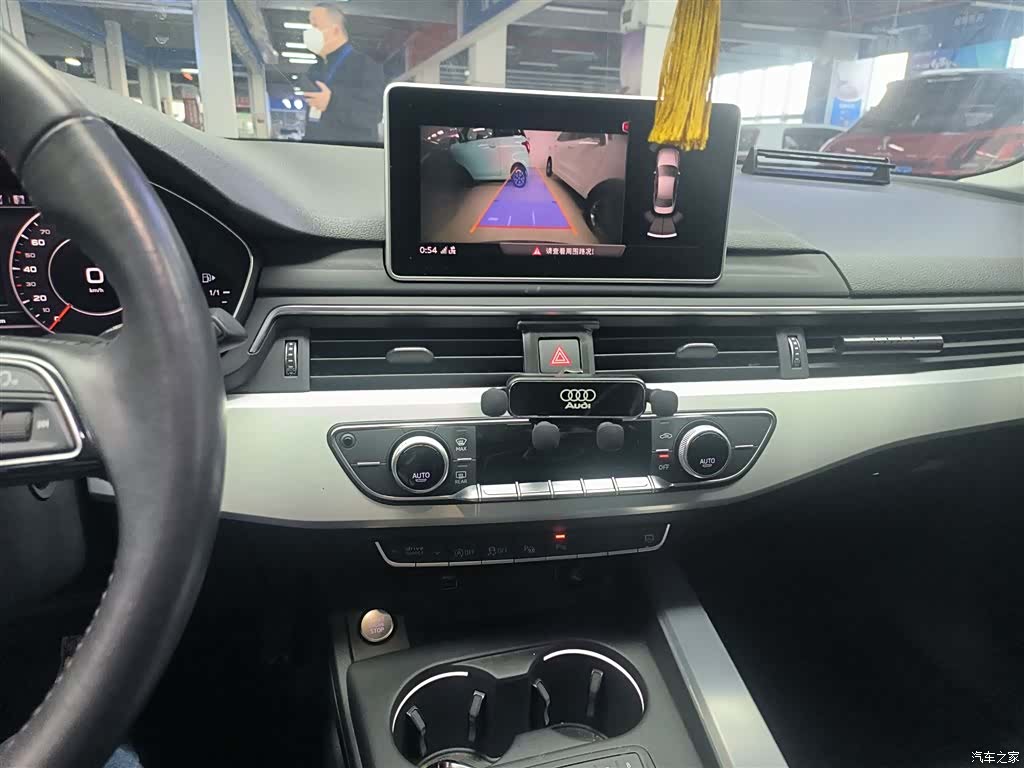 Audi A4L, 2019 все фото