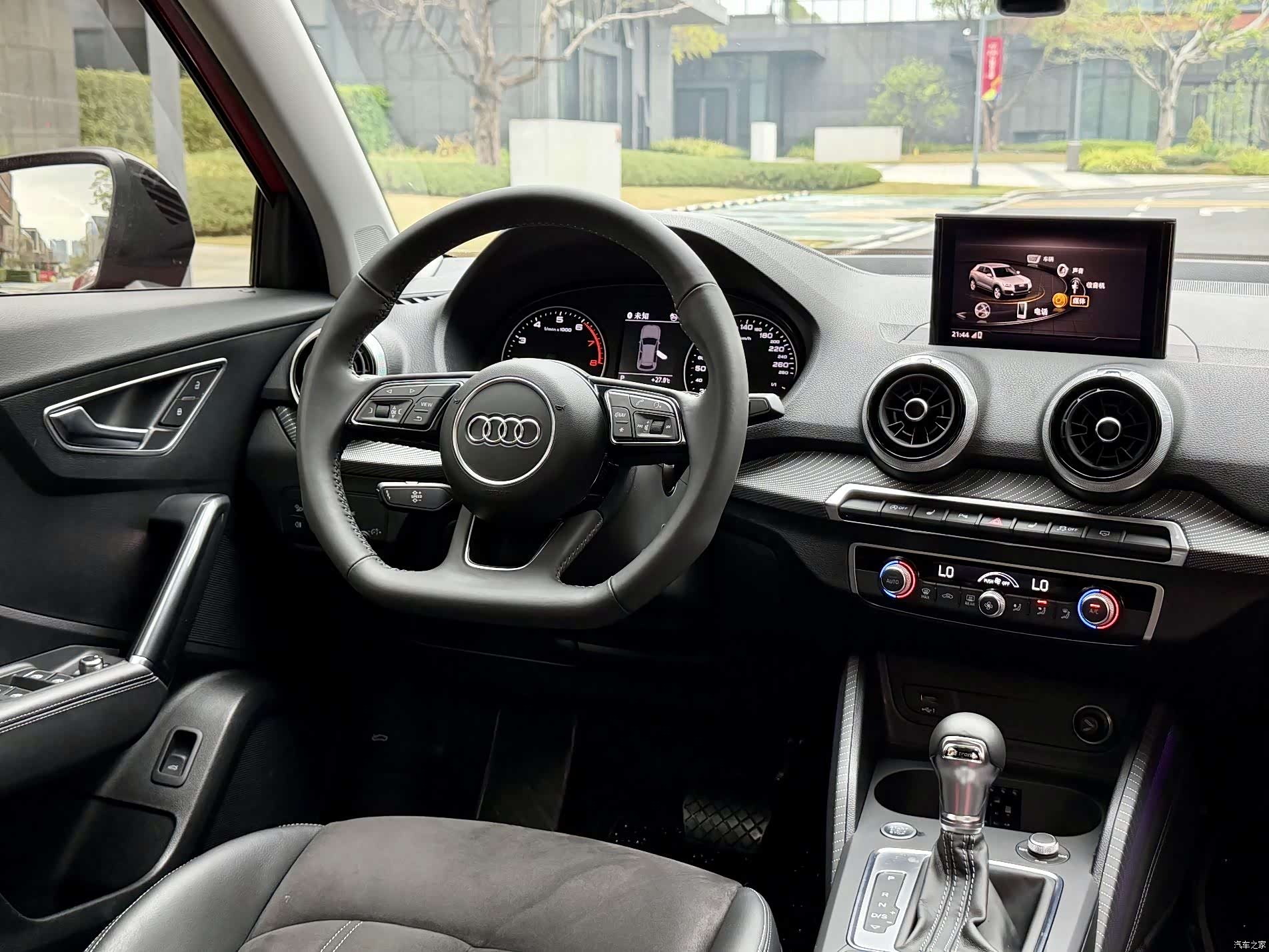 Audi Q2L, 2022 9